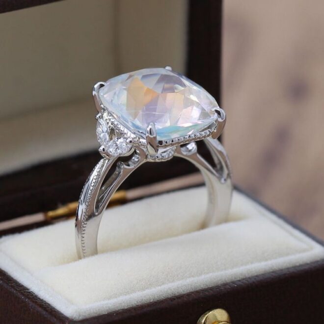誕生石のムーンストーンをミル打ちで囲んだかわいらしい婚約指輪に
